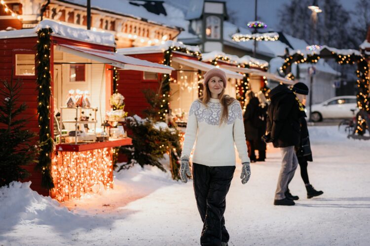 Ihmisiä kävelemässä Rauman joulutorilla.