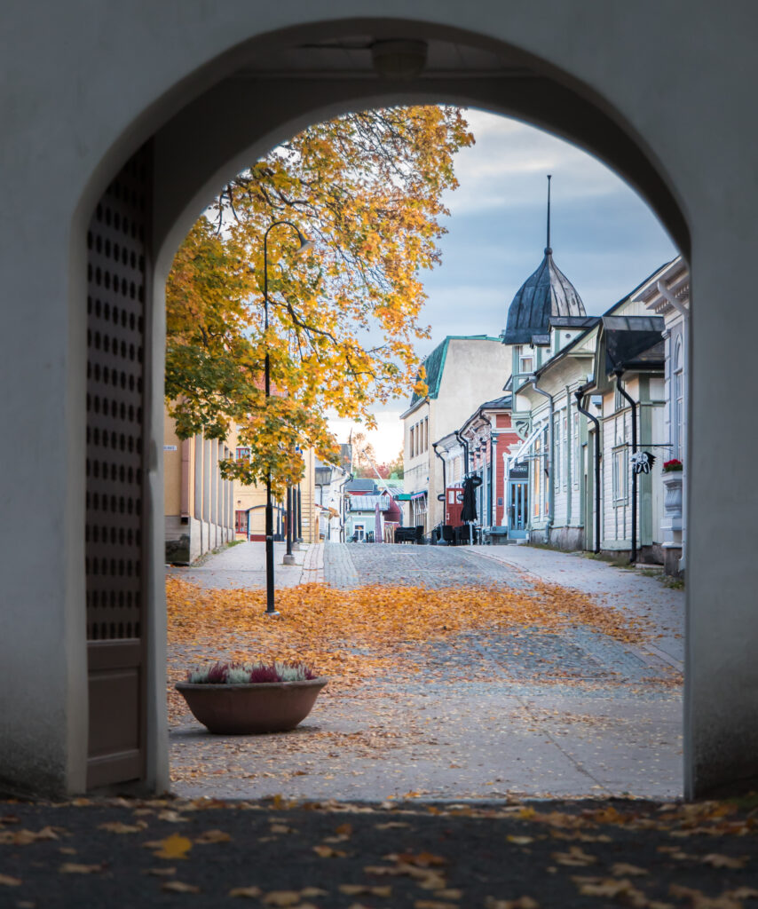 Näkymä Vanhaan Raumaan kirkon portilta.
