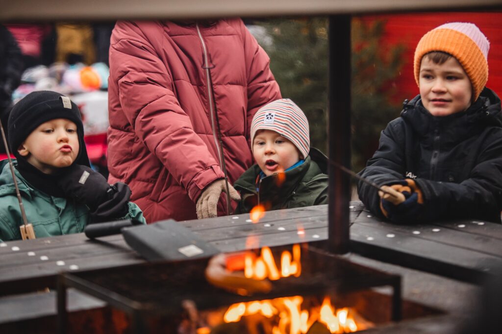 Lapsia grillaamassa vaahtokarkkeja.