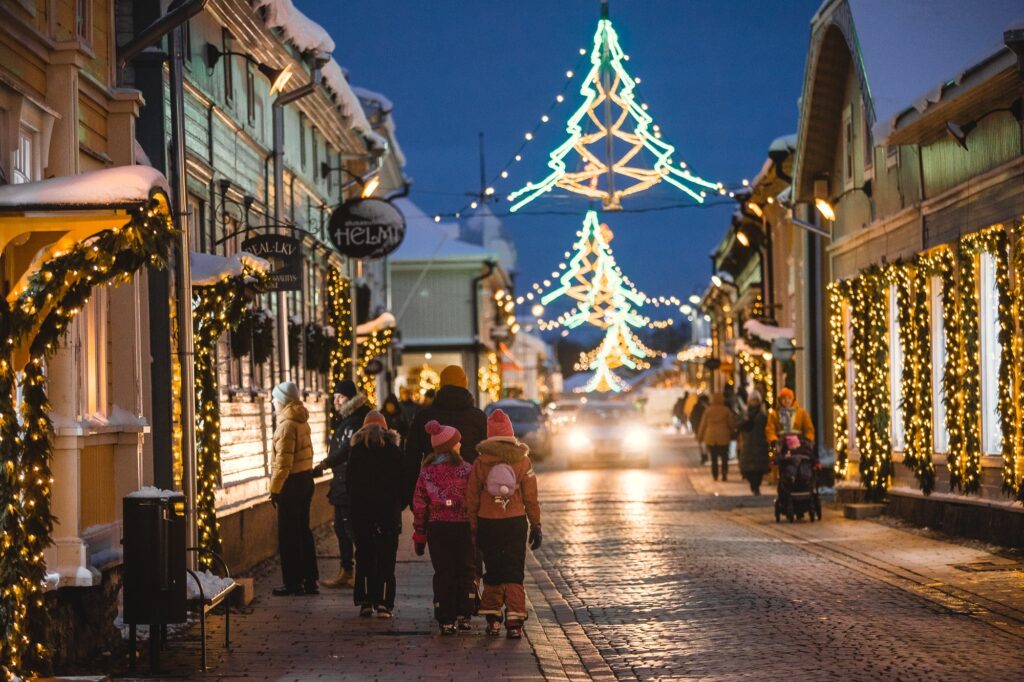 Ihmisiä kävelemässä Kuninkaankadulla ihailemassa jouluvaloja.