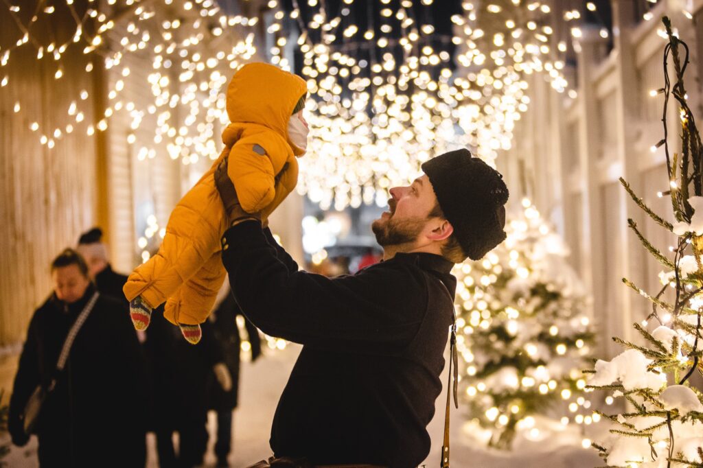 Isä ja lapsi Vähäraastuvankadun kuusikujalla.