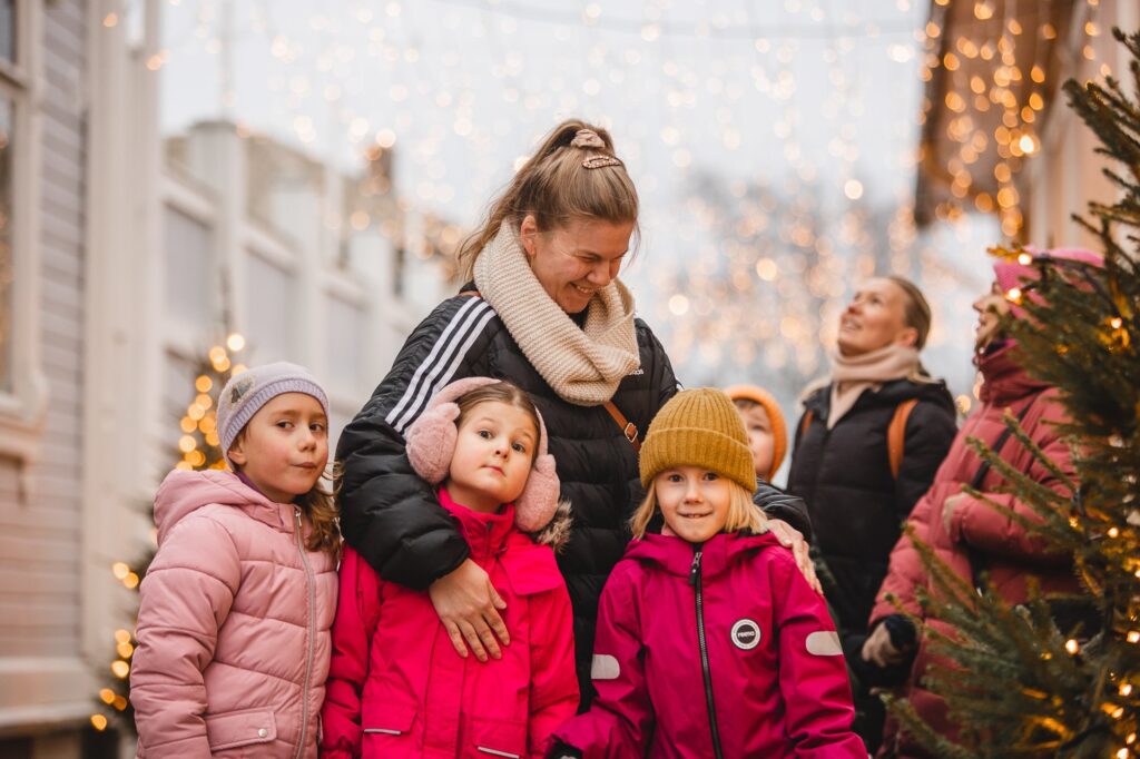 Ihmisiä Vähäraastuvankadun kuusikujalla.