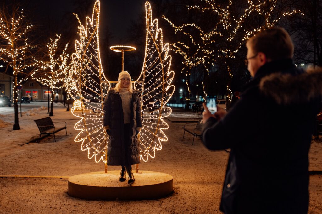 Ihmisiä Savilanpuistossa.