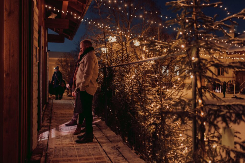 Ihmisiä Tammelan tonttumaassa.