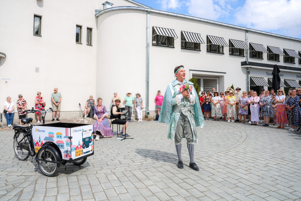 Rauma Festivo kamarimusiikkifestivaalin esiintyjiä hotelli Vanhan Rauman edustalla.