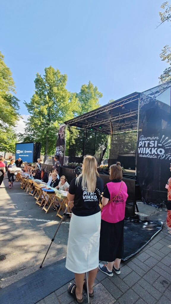 Pitsiviikon työntekijät kuvaamassa konserttilavaa.