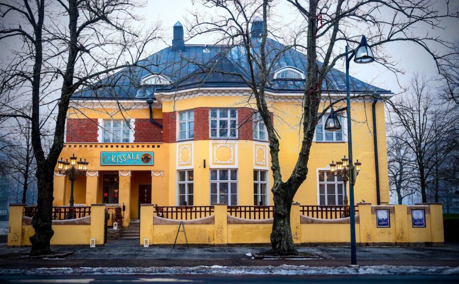Valtakadulla sijaitseva keltainen kivitalo