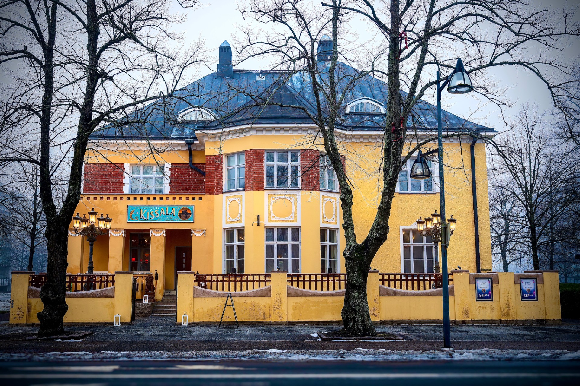 Valtakadulla sijaitseva keltainen kivitalo