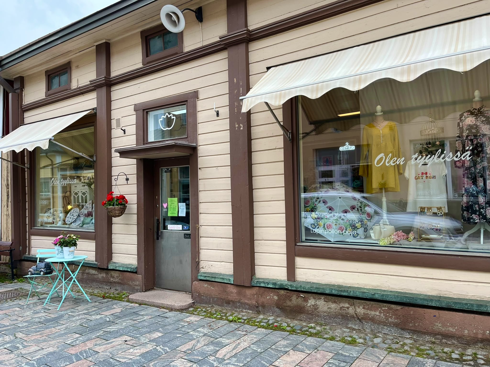 Lapinpöllön paja kaupan näyteikkunat