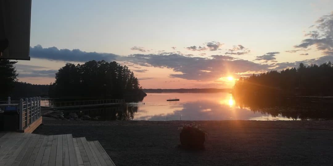 Auringonlasku Narvijärvellä Puusaunan terassilta.